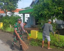 Ciptakan Kondisi Wilayah Yang Sehat , Danramil 0816/11 Pimpin Karya Bhakti Di Desa Gempolklutuk