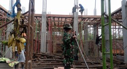 Anggota Keraml 0816/06 Tanggulangin Melaksanakan Giat Karya Bakti Dalam Rangka Hari Juang TNI-AD Ke-79 Tahun 2024