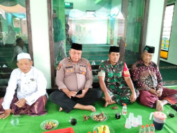 Menjaga Silaturahmi, Babinsa dan Warga Bakung Temenggungan Berbagi Doa dalam Tahlil Kubro
