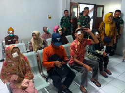 Sinergi TNI & Warga: Kodim 0816 Dampingi 16 Pasien Operasi Katarak Gratis HUT Kodam V/Brawijaya.