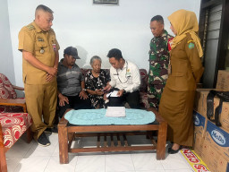 Babinsa Porong Dampingi Penyaluran Bantuan Baznas untuk Warga Gedang