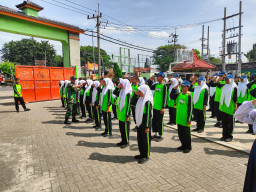 Babinsa Koramil 09/Krian Latih PBB Siswa Kelas VII SMPN 3 Krian