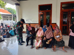 Babinsa Keboansikep Pantau Penyaluran BLTS Kesra Tahap II di Kecamatan Gedangan