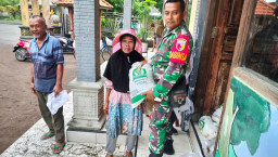 Babinsa Prambon Dampingi Penyaluran Bansos untuk Warga Gedangrowo