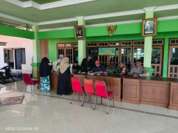 Babinsa Koramil 0816/13 Wonoayu Dampingi Penyaluran Bantuan Pangan di Simoketawang