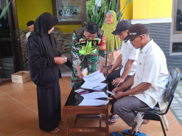 Babinsa Koramil 0816/13 Hadirkan Senyum Warga Lewat Pendampingan Bansos.