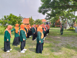 Kuatkan Disiplin Kader Muda: Babinsa Koramil Krian Latih PBB Fatayat NU di Ponpes Al Amanah, Tanamkan Jiwa Kepemimpinan