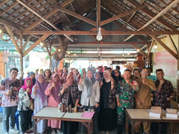 Pelatihan Eco-Enzim Wonoayu: Warga Belajar Ubah Limbah Kulit Buah Jadi Solusi Lingkungan