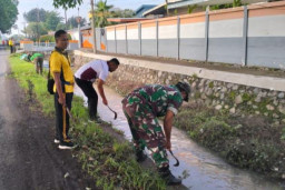 Kerja Bhakti Kesiapsiagaan Banjir, Warga Waruberon Bersatu Bersihkan Irigasi