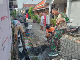 Gotong Royong Cegah Banjir: Koramil 0816/18 Sedati Bersama Warga Bersihkan Saluran Air di Desa Pulungan