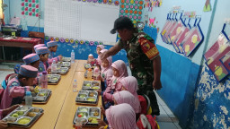 Sertu Suhendri Dampingi Distribusi Gizi, Menabur Harapan untuk Generasi Emas Barengkrajan