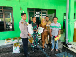 Kawal Ketahanan Pangan, Sertu Sucipto Pastikan Penyaluran Bansos di Kelurahan Gedang Tepat Sasaran