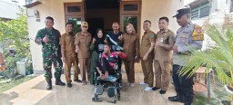 Sentuhan Kepedulian Pemerintah Daerah, Babinsa Desa Kepatihan Dampingi Wakil Bupati Sidoarjo Serahkan Bantuan Kursi Roda