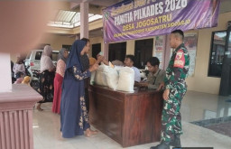 Kawal Bantuan Sosial Tepat Sasaran, Babinsa Sukodono Dampingi Penyaluran Beras dan Minyak Goreng untuk Warga Jogosatru