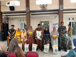 Wujudkan Transparansi, Babinsa Pagerngumbuk Pantau Langsung Penyaluran Bantuan Kemensos RI