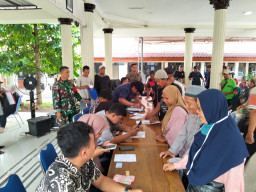 Hadir di Tengah Warga, Serka Wahyudi Pantau Transparansi Penyaluran Bantuan Kemensos di Pendopo Gedangan