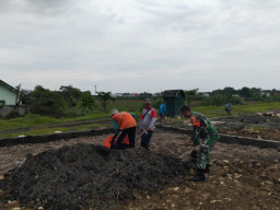 Dukung Aksi Nasional Makan Bergizi, Babinsa Gedangan Monitoring Pembangunan Gedung MBG 