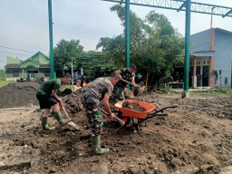Merajut Kesejahteraan di Desa Kesambi: Babinsa Porong Bahu-Membahu Bangun Gedung Koperasi Merah Putih