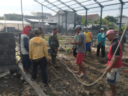 Peran aktif Babinsa Kemiri Kodim 0816 Sidoarjo dalam pembangunan Koperasi Merah Putih.
