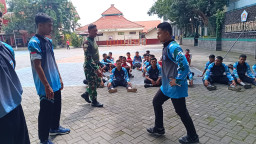 Tingkatkan Stamina dan Karakter Pelajar, Koptu Joko Tri Pimpin Latihan Kesegaran Jasmani di SMKN 1 Krian