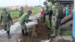 Bersatu Cegah Bencana, Koramil 0816/17 Gedangan dan Warga Gelar Karya Bakti di Desa Gemurung