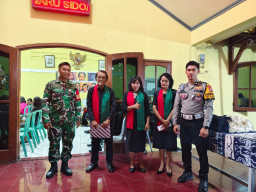 Perkuat Toleransi dan Kerukunan, Babinsa Waru Amankan Ibadah dan Perayaan Natal IWKMB di Desa Janti