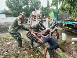TNI dan Warga Kedungpeluk Bersatu Lakukan Karya Bakti Mitigasi Bencana di Bantaran Sungai
