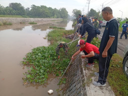 Wujud Kemanunggalan: Peluh dan Gotong Royong Warga Bersama Aparat Amankan Desa Tempel dari Ancaman Bencana.