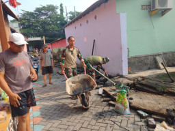 Keakraban TNI dan Warga Desa Pulungan Bersihkan Saluran Antisipasi Bencana