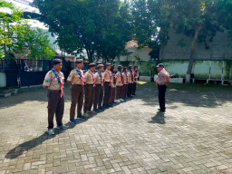 Serka Purnomo Kenalkan Saka Wira Kartika kepada Pramuka SMA Budi Utomo Prambon