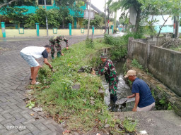 Cegah Banjir dan Jaga Lingkungan, Koramil Buduran Bersama Warga Gelar Karya Bhakti Bersihkan Aliran Sungai Avur