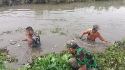 Karya Bakti TNI Bersama Warga Bersihkan Sungai Candipari