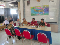 Babinsa Medaeng Kawal Tahapan Demokrasi, Monitoring Pendaftaran Calon Kades