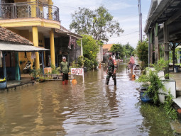 Sigap dan Humanis, Babinsa Jabon Pantau Banjir di Semambung