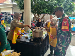 Babinsa Gedangan Kawal Keseruan Lomba Memasak dan Pasar Murah Ramadan 1447 H