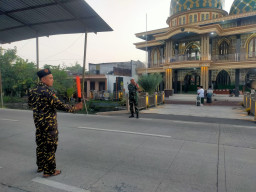 Babinsa Becirongengor Amankan Sholat Idul Fitri, Wujud Nyata Kedekatan TNI dan Rakyat