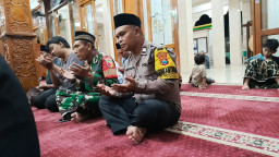 Ciptakan Ramadan Damai, Kilau Silaturahmi Forkopimka Gedangan Menyapa Warga Semambung