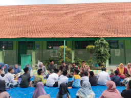 Hangatkan Ramadan, Babinsa Hadiri Buka Puasa Bersama Siswa SDN 2 Krembung