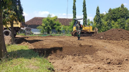 Babinsa Penatarsewu Tinjau dan Dampingi Pengurukan Lahan KDMP
