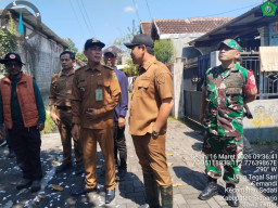 Bupati Sidoarjo Tinjau Dampak Puting Beliung di Buncitan, Babinsa Sigap Dampingi Warga
