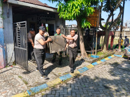Sinergi TNI-Polri dan Warga, Puing Rumah Roboh di Karangbong Dibersihkan Bersama