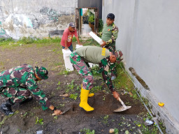 Babinsa Candi Bersama Anggota Bangun Sarana Garjas di Pondok Nurul Ikhlas