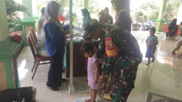 Sapa Warga, Babinsa Simoketawang Dampingi Cek Kesehatan Balita dan Lansia