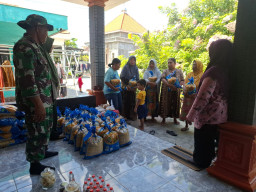 Babinsa dan PPL Salurkan Benih Padi Unggul untuk Petani Wonokasian