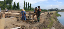 Babinsa Tanggulangin Kawal Ketat Progres Pembangunan KDKMP di Desa Penatarsewu