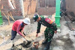 Gotong Royong Penuh Kepedulian, Babinsa Porong Bantu Rehab Rumah Warga
