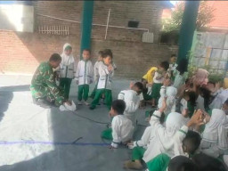 Tanamkan Cinta Tanah Air Sejak Dini, Babinsa Wonoayu Berikan Wawasan Kebangsaan kepada Siswa TK Becirongengor