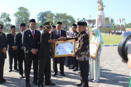 Sinergi Otonomi Daerah dan Pendidikan, Upacara Gabungan di Alun-Alun Sidoarjo Berlangsung Khidmat