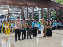 Danramil Porong ikut Serta Berangkatkan 751 Jamaah Haji Sidoarjo Kloter 53–54