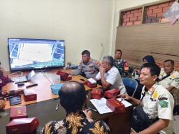 Batuud Koramil Candi Kawal Penertiban Bantaran Sungai Kedungguling 